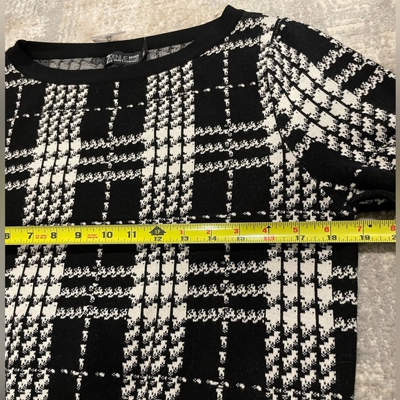 New York & Company Black &White Window Pane Open Bell Sleeve Sweater Size Large - Picture 8 of 11